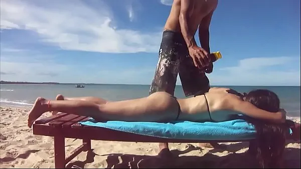 Beste Frau mit Microbiquini am Strand und verdienen Brozier Mega-Clips