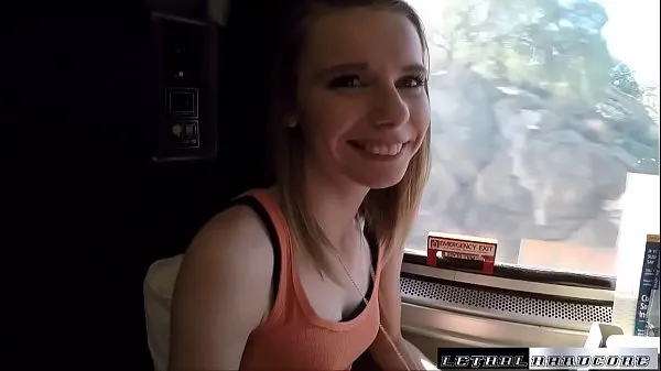 Meilleurs Catarina se fait ramoner la chatte russe par un train à grande vitesse méga-clips