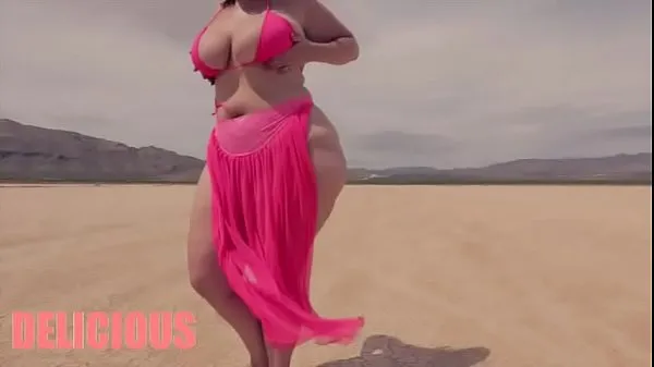 أفضل Queen Delicious On Demand dancing in the desert المقاطع الضخمة