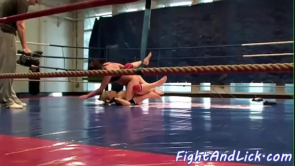 ベスト Stunning lesbians wrestling in a boxing ring メガ クリップ