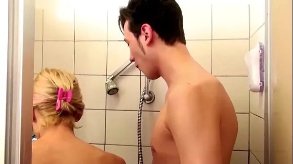 Meilleurs Belle-mère allemande aide dans la douche et séduit pour la baise méga-clips