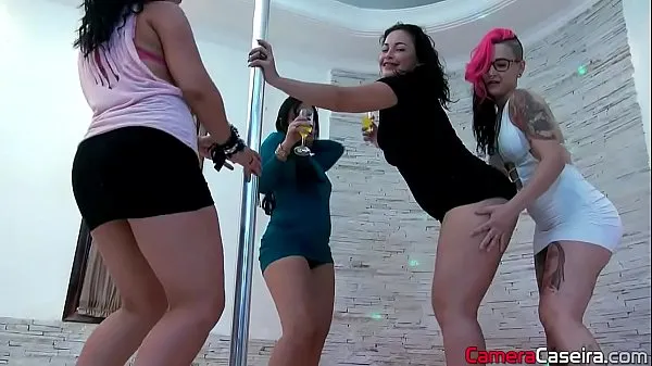 Τα καλύτερα Lesbian babes get naked at the party mega κλιπ