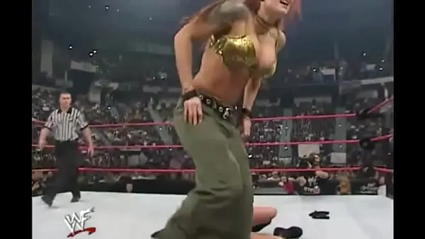 Beste WWE Diva Trish Stratus Stripped zu BH & Slip (Raw 23.10.2000 Mega-Clips