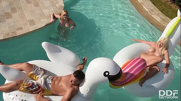 بہترین Katy Jayne & Vittoria Dolce's intense Poolside Threesome میگا کلپس