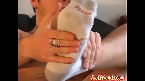أفضل Twinkie takes his socks off and plays with toes solo المقاطع الضخمة