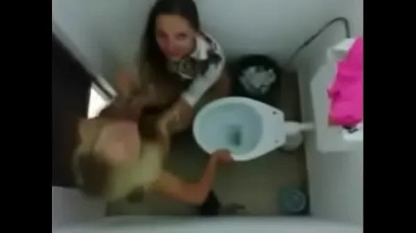 Mejores El video de las jovencitas jugando en el baño cayó en la Red megaclips