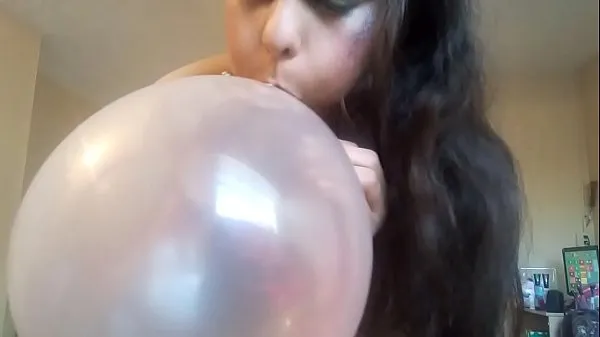 Ginger Paris Plays With Confetti Balloon Fetish Klip mega terbaik