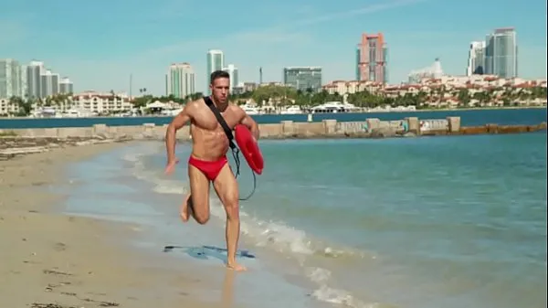 I migliori GAYWIRE - Beefcake Lifeguard salva il nuotatore che sta annegando, poi gli sbatte il culo mega clip