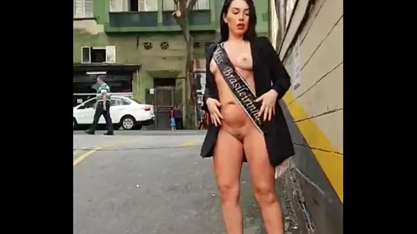 ベスト Mimi parading naked on the street メガ クリップ