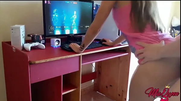 Meilleurs Amateur Gamer Girl baisée pendant qu'il joue Star Wars BF2 - Sexe amateur méga-clips