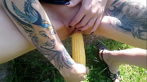 Bästa Lucy Ravenblood fucking pussy with corn in public megaklippen