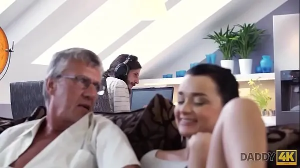 Nejlepší DADDY4K. The old man satisfies the sexual needs of his son's girlfriend mega klipy