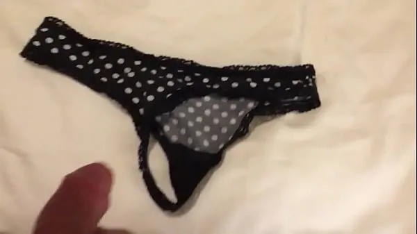 Meilleurs Cum on her panties méga-clips