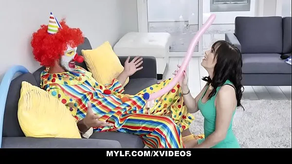 Meilleurs Pretty Milf (AlanaCruise) suce un gros clown à bite méga-clips