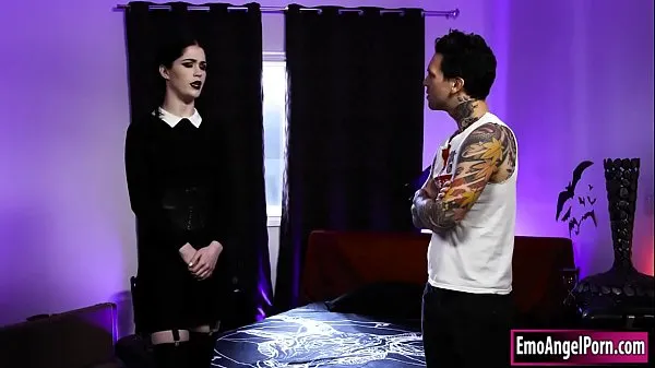 I migliori Le piccole tette di mercoledì Addams sono convinte da un ragazzo tatuato a farsi scopare, la bacia e la fa diventare deepthroat il suo grosso cazzo, lo affronta in faccia ed è doggystyled grezzo. Continua a picchiarla mega clip