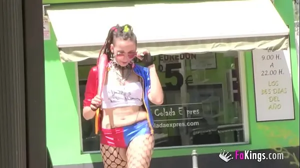 Meilleurs La cosplayeuse de Harley Quinn ramasse et souffle des mecs dans la rue méga-clips