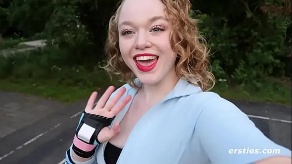 Beste Rollschuhlaufen Sarah C entblößt alles für Ersties Mega-Clips