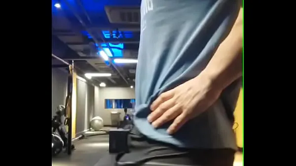 Meilleurs Pas de sous-vêtements à la gym, exhibant sa grosse bite méga-clips