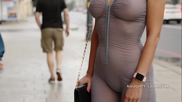 Melhores Naughty Lada usa roupas transparentes na cidade mega clipes