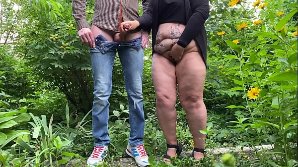 Meilleurs Une milf se masturbe en plein air avec un ventre sexy m'a fait jouir de sa branlette méga-clips