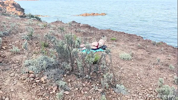 Mejores FLASH DE POLLA EN PÚBLICO EN LA PLAYA. Saco mi polla frente a una jovencita en la playa nudista megaclips