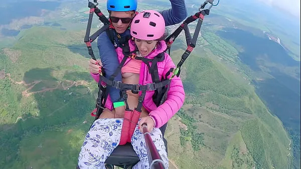 Beste Nasse Muschi SPRITZT IN DEN HIMMEL 2200 m hoch in den Wolken beim Gleitschirmfliegen Mega-Clips