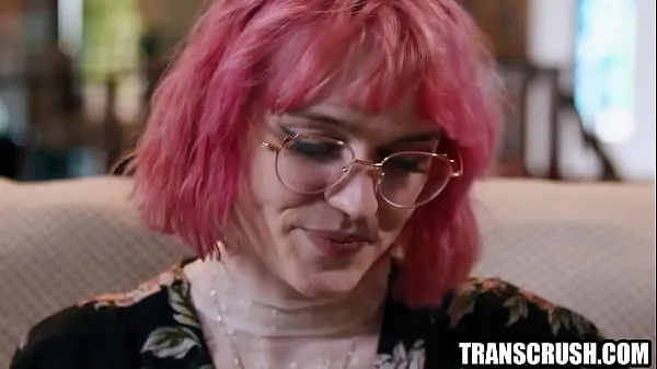 Melhores Cabelo rosa tranny trio bate duas lésbicas quentes mega clipes