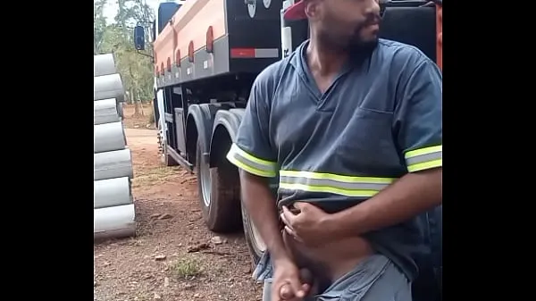 최고의 Worker Masturbating on Construction Site Hidden Behind the Company Truck 메가 클립