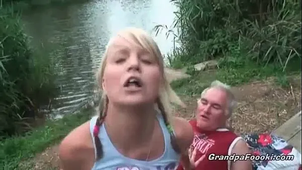 Nejlepší Gorgeous blonde rides dick on the river shore mega klipy